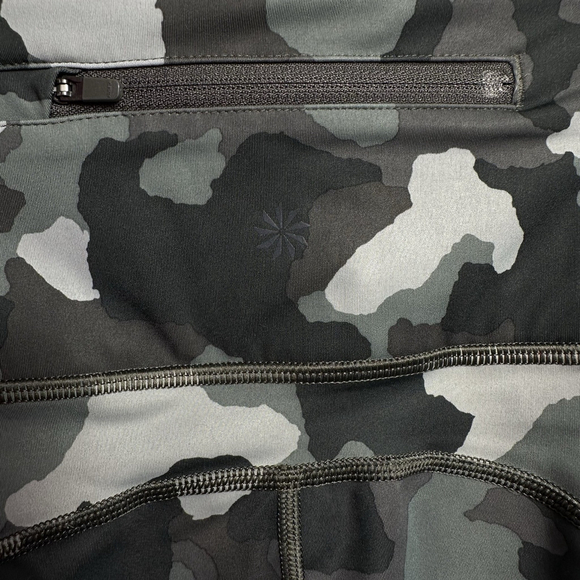 Athleta Lightning Camo 7/8 Tight with Pockets Size Large - Picture 4 of 8